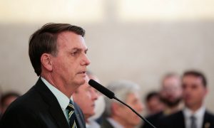 Brasil tem panelaços contra Bolsonaro durante pronunciamento