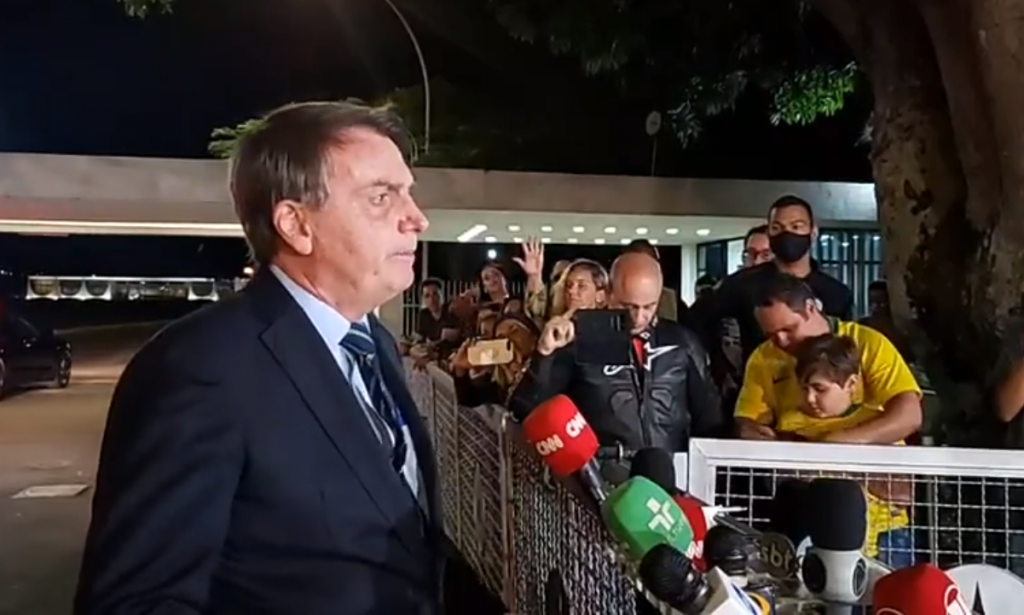 “E daí? Lamento, quer que eu faça o quê?”, diz Bolsonaro sobre recorde de mortos