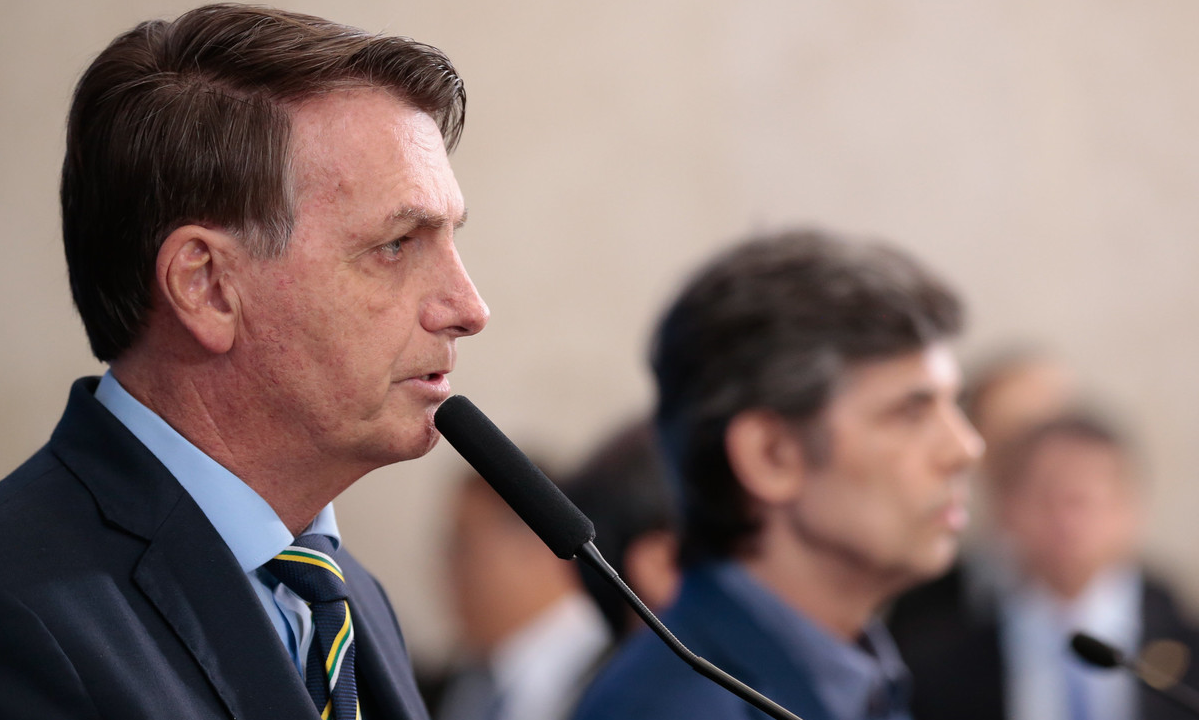 Bolsonaro diz que Maia “enfia a faca” no governo e deputado o acusa de desviar o foco