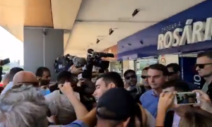 Bolsonaro insiste em descumprir isolamento e faz novo passeio em Brasília