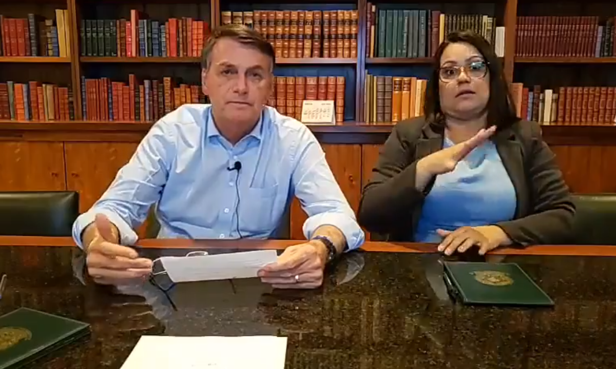 “Empenho para achatar a curva praticamente foi inútil”, diz Bolsonaro