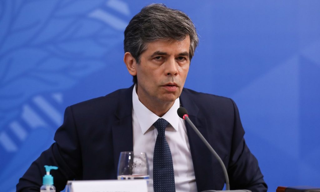 “Ninguém está pensando em relaxar o isolamento”, diz Nelson Teich