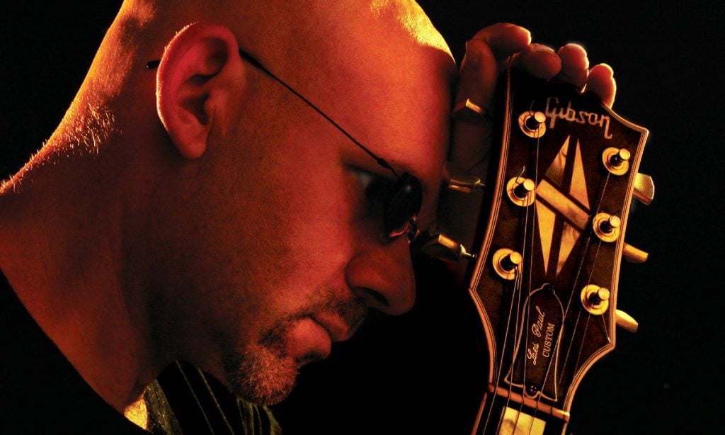 Guitarrista hábil, Nuno Mindelis põe blues em suas raízes africanas