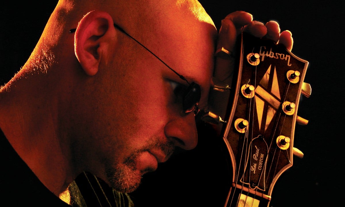 Guitarrista hábil, Nuno Mindelis põe blues em suas raízes africanas