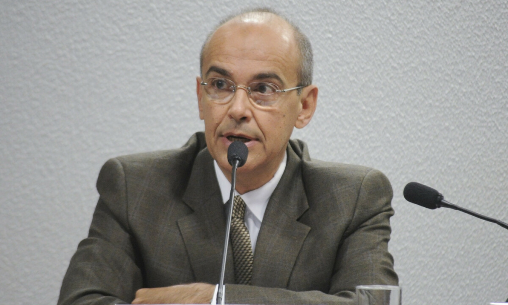 Presidente do CFM escreveu parecer que pede liberação de uso da cloroquina