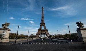 França prolonga confinamento e sobe número de mortes na Europa e EUA