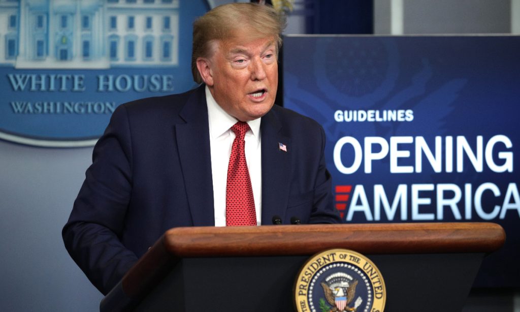 Com 4,5 mil mortes em 24h, Trump apresenta plano para ‘reabrir’ EUA gradualmente
