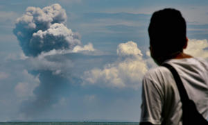 Vulcão na Indonésia tem explosão e entra em erupção