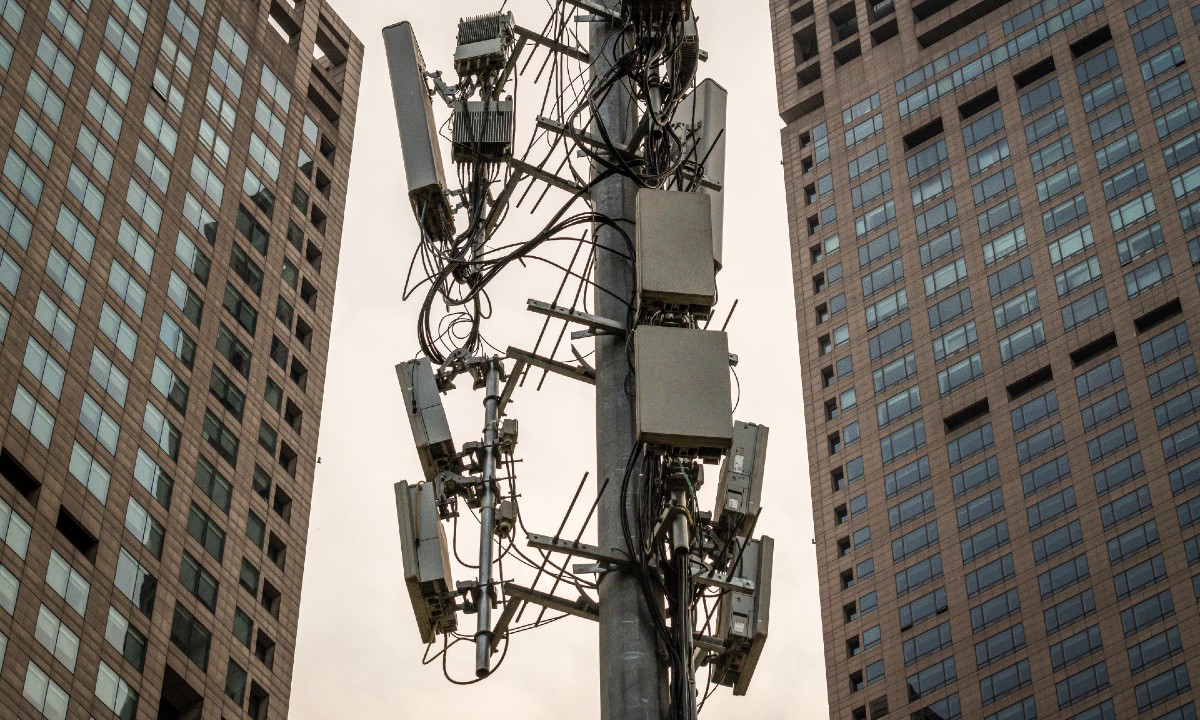 Fake news sobre covid-19 leva a incêndio de antenas 5G no Reino Unido