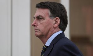 Bolsonaro causa aglomeração e panelaços em viagem a Porto Alegre