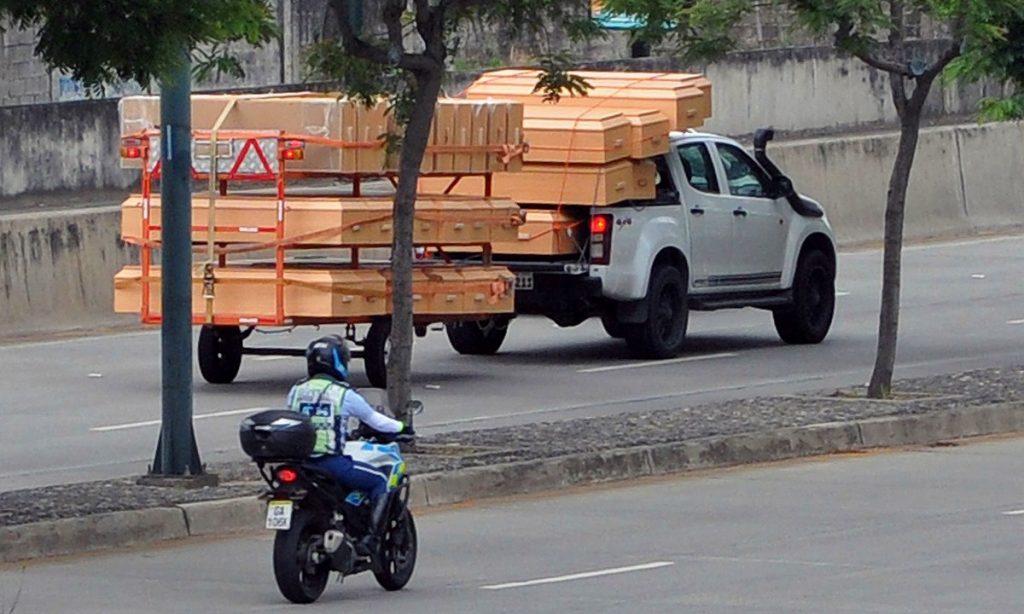Epicentro da covid-19 no Equador, Guayaquil luta para alojar doentes e mortos