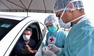 Brasil confirma 474 mortes por covid-19 em 24h e bate número da China