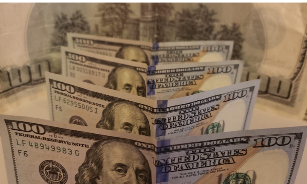 Dólar fecha em recorde de R$ 5,52 e bolsa cai após crise com Moro