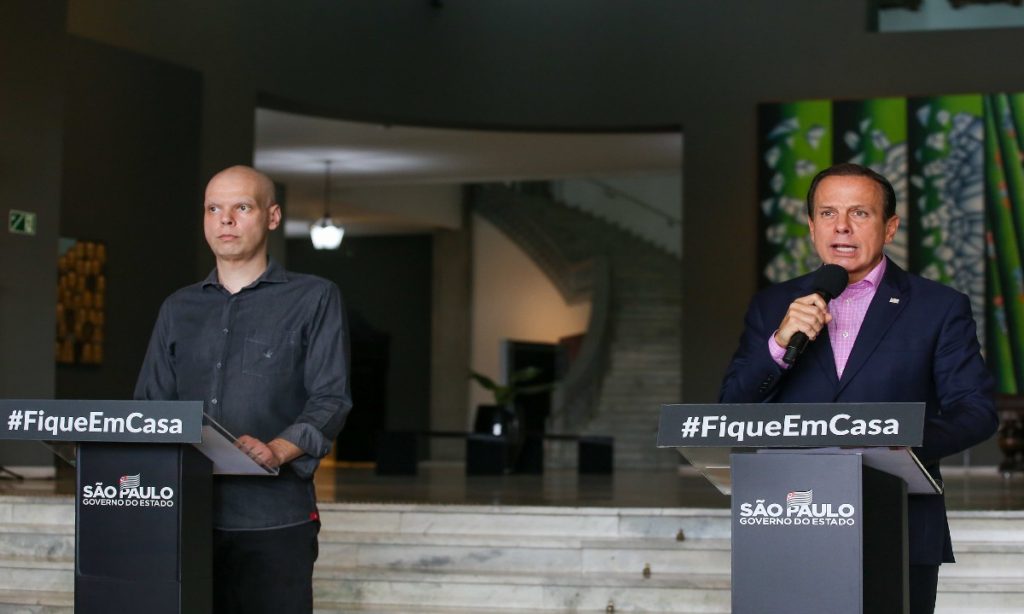 Doria e Covas retiram gratuidade de idosos de 60 a 65 anos no transporte