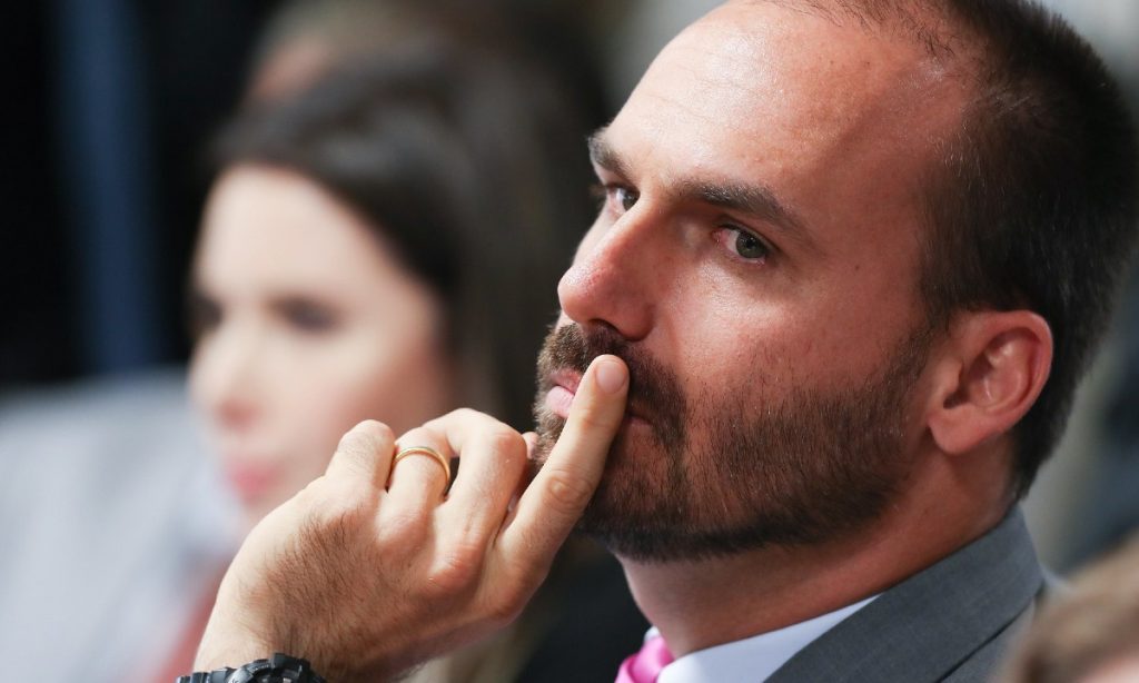 Eduardo Bolsonaro foge de pergunta sobre sociedade com apoiador de atos golpistas