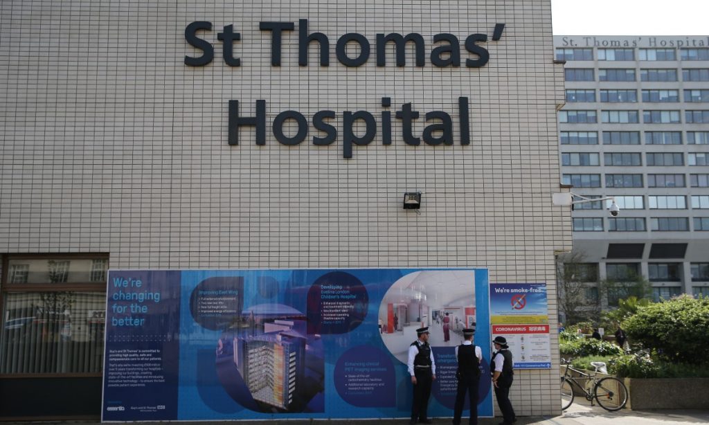 Com coronavírus, Boris Johnson deixa a UTI mas segue hospitalizado
