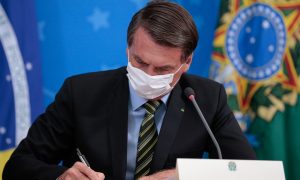 Bolsonaro sanciona auxílio de R$ 600 para trabalhadores informais