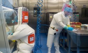 Diretor de FBI diz que pandemia de Covid ‘provavelmente’ foi provocada por acidente em laboratório chinês