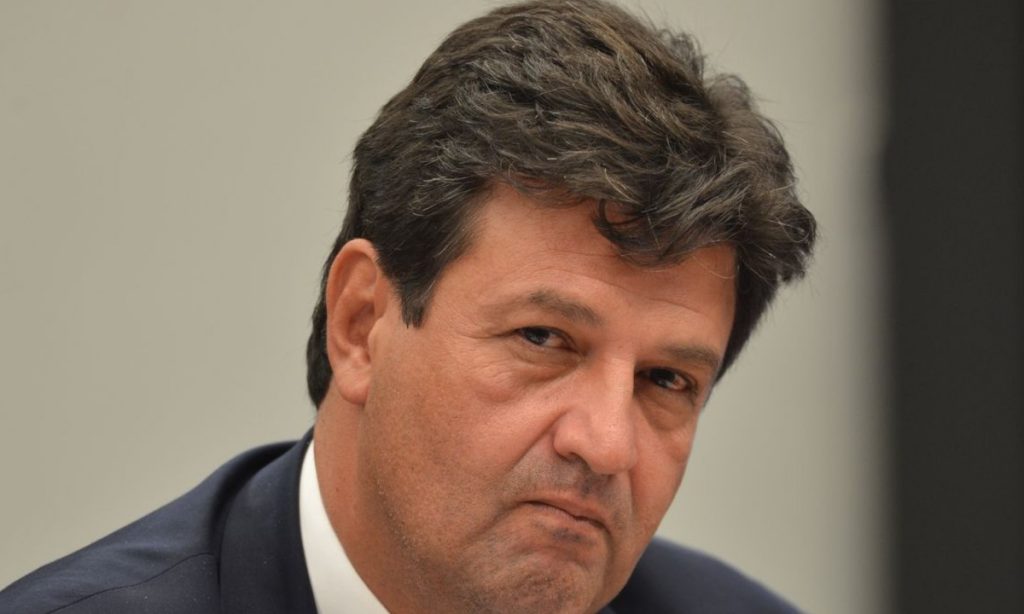 Brasil está muito perto de uma ruptura democrática, diz Mandetta