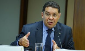 Secretário do Tesouro defende ouvir saúde, e não economia, na crise do coronavírus