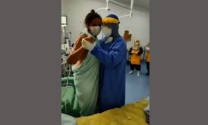 Médico dança com paciente em UTI para comemorar recuperação por coronavírus
