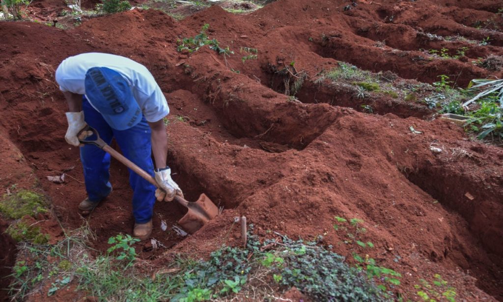 Média móvel de mortes por Covid segue em alta e bate mais um dia acima de 700, mostra consórcio de imprensa