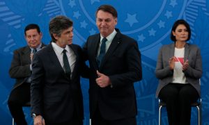 Em posse, Bolsonaro pede que novo ministro busque alternativas para isolamento