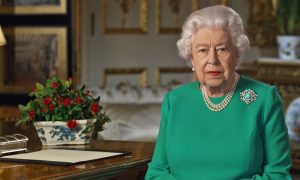 Em discurso raro, Rainha Elizabeth agradece britânicos por ficarem em casa