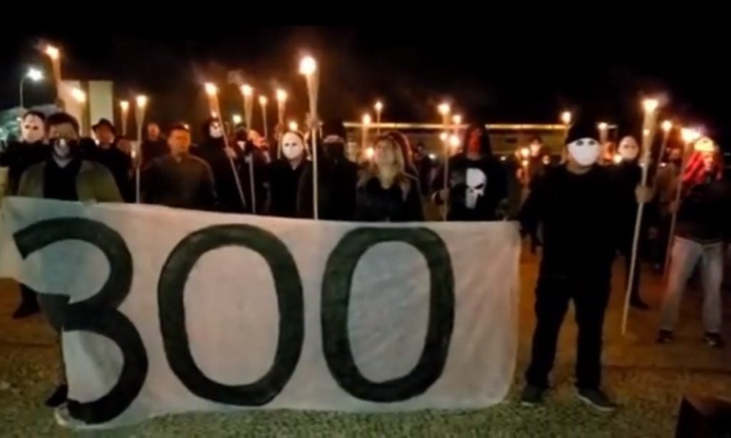 Grupo considerado paramilitar faz protesto contra STF e usa símbolos supremacistas