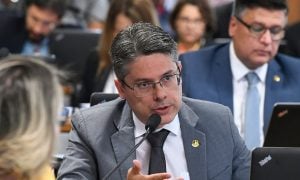 Impeachment de Moraes e Barroso é cortina de fumaça para esconder crimes de Bolsonaro, diz senador