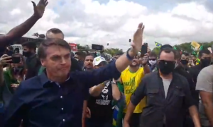 Sem máscara, Bolsonaro participa mais uma vez de protestos em Brasília