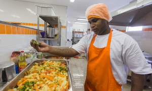 ‘Bom Prato’ gratuito a moradores em situação de rua é aprovado em SP