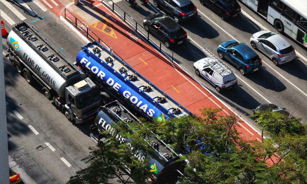 Caminhoneiros que transportam combustível param em 6 Estados nesta quinta