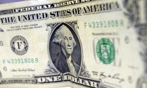 Dólar bate recorde e fecha acima de R$ 5,70