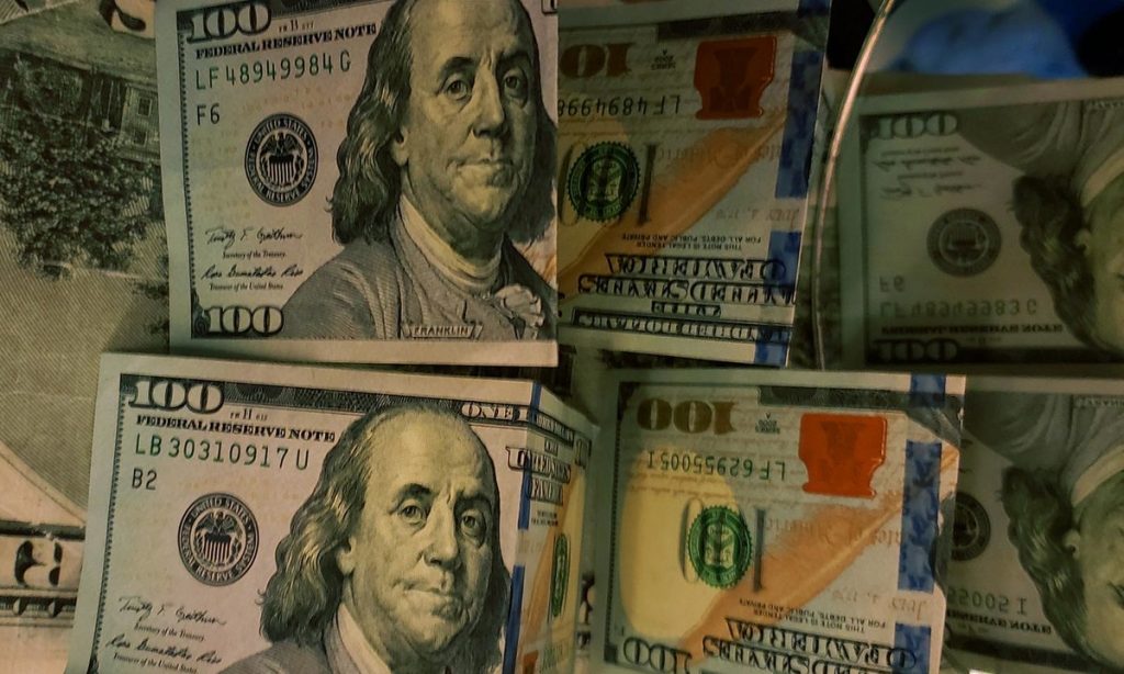 Dólar bate novo recorde e encerra a R$ 5,86