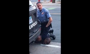Chefe de polícia diz que segurar Floyd pelo pescoço violou uso de força policial