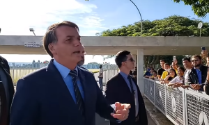 Bolsonaro diz que “algum maluco” agrediu jornalistas em protesto contra a democracia