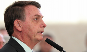 Bolsonaro diz que governadores afloram autoritarismo ao desobedecer decreto de salões e academias