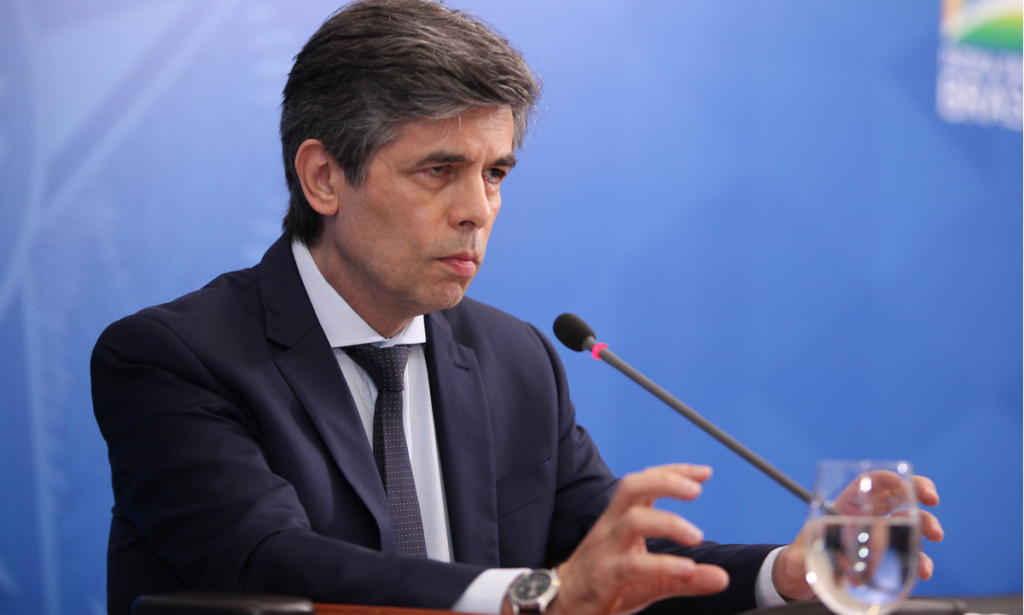 “Vida é feita de escolhas e eu escolhi sair”, diz Teich, em discurso apressado