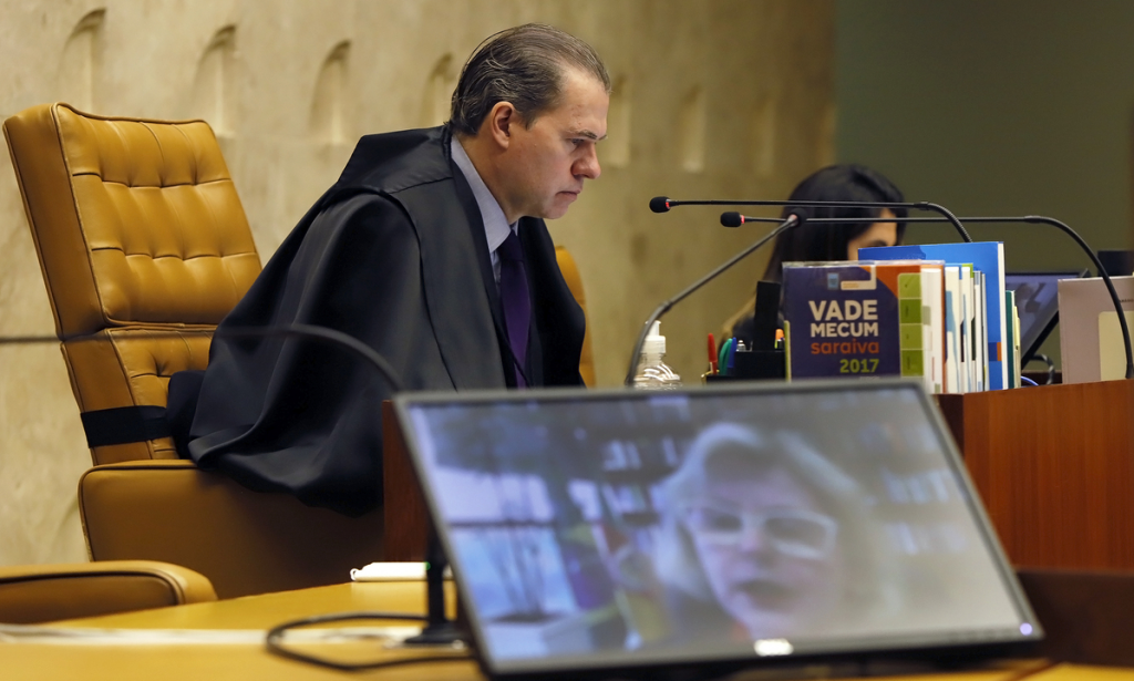 STF forma maioria a favor de suspensão de operações policiais na pandemia