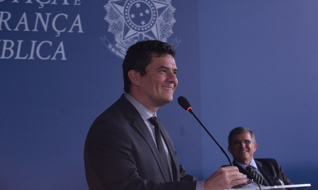 Moro se defende e diz que ‘supostas mensagens não retratam quebra da imparcialidade’