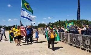 Grupo judeu repudia Bolsonaro por usar bandeira de Israel em ato