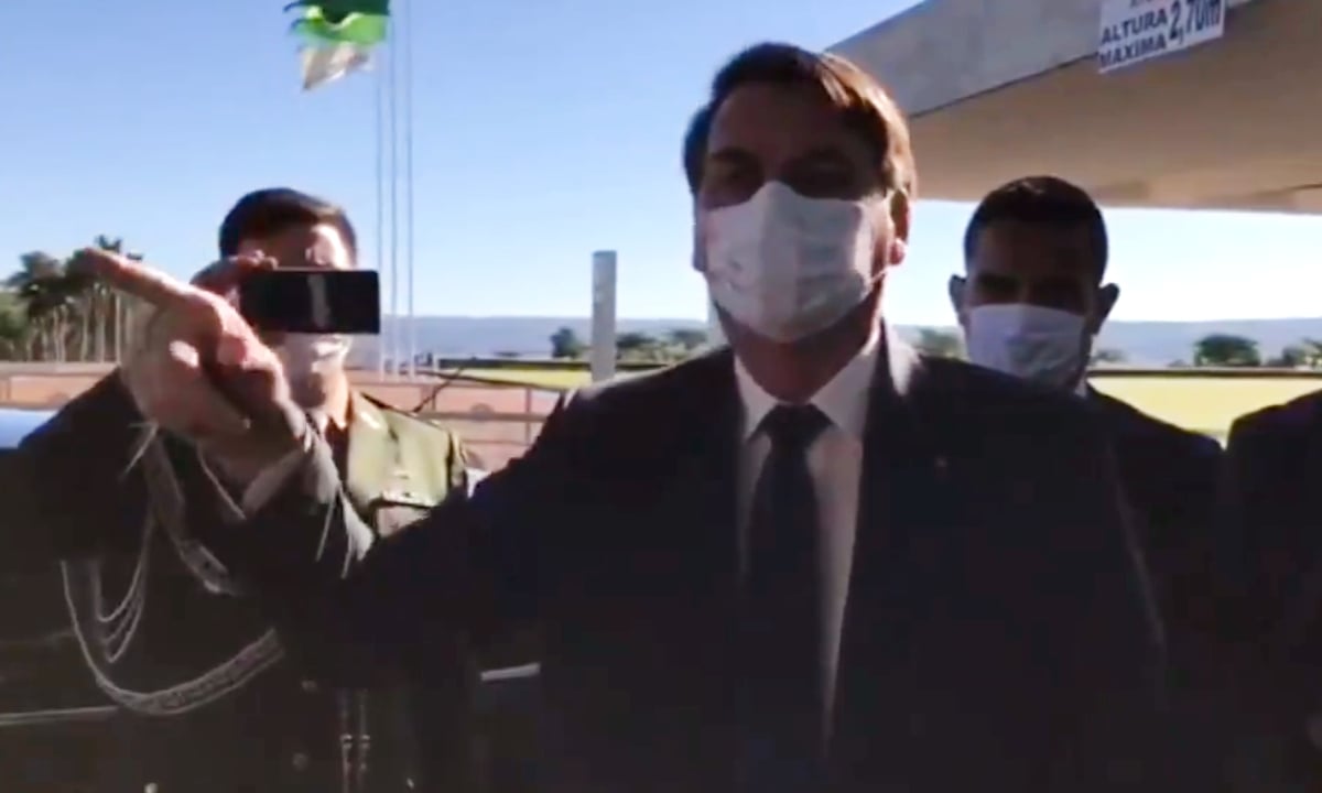 Presidente Jair Bolsonaro na saída do Palácio da Alvorada. Foto: reprodução.  