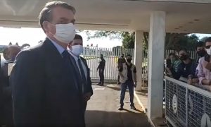 Bolsonaro critica Teich por recomendar cautela no uso da cloroquina
