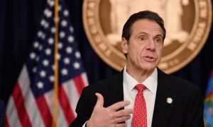 Investigado por assédio a 11 mulheres, governador de Nova York renuncia