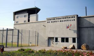 França registra recorde histórico de baixa em número de presos no fim da quarentena