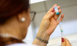 Países ricos reservaram metade das futuras doses de vacinas contra a Covid-19, diz Oxfam