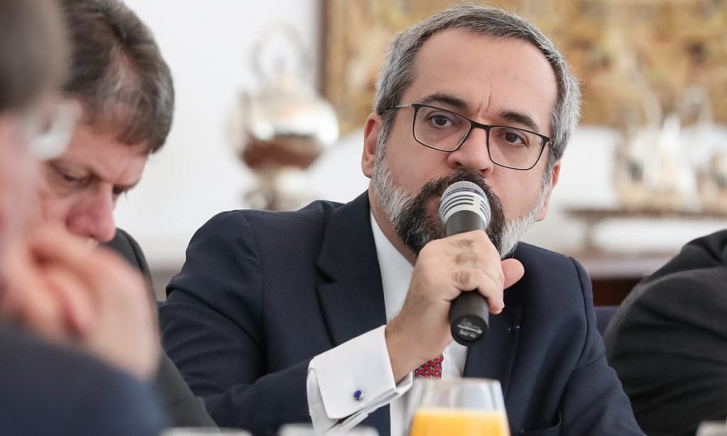Ex-aliado, Weintraub diz que Bolsonaro e os filhos se ‘lambuzaram na corrupção’