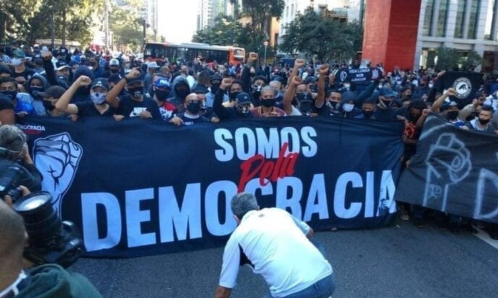 Torcida organizada faz ato aos gritos de “democracia” na Avenida Paulista