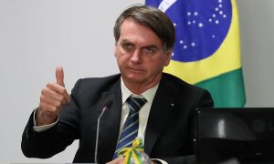 Bolsonaro condecora Aras, Weintraub e deputados apoiadores com honraria militar
